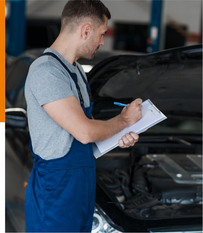 Técnico revisando vehículo